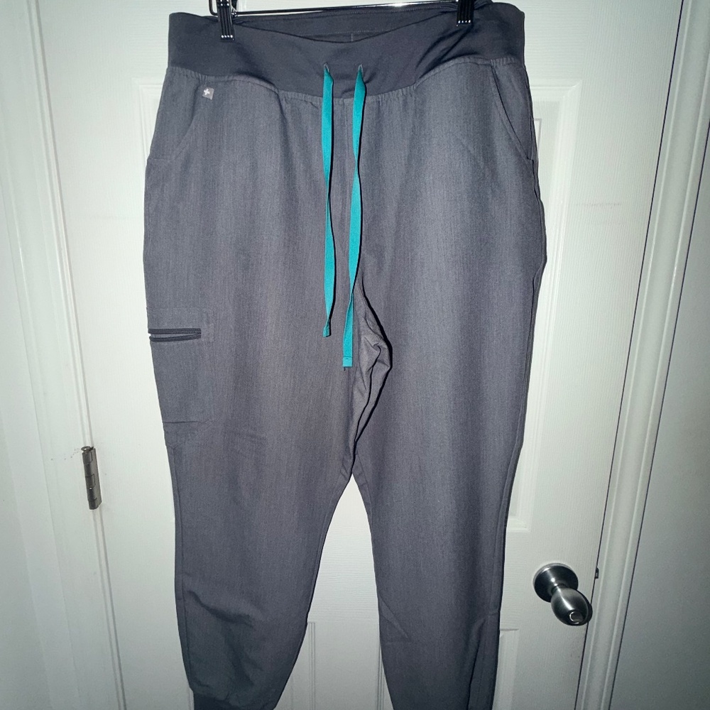 Figs Women's High Waisted Zamora Jogger Scrub Pants in Graphite